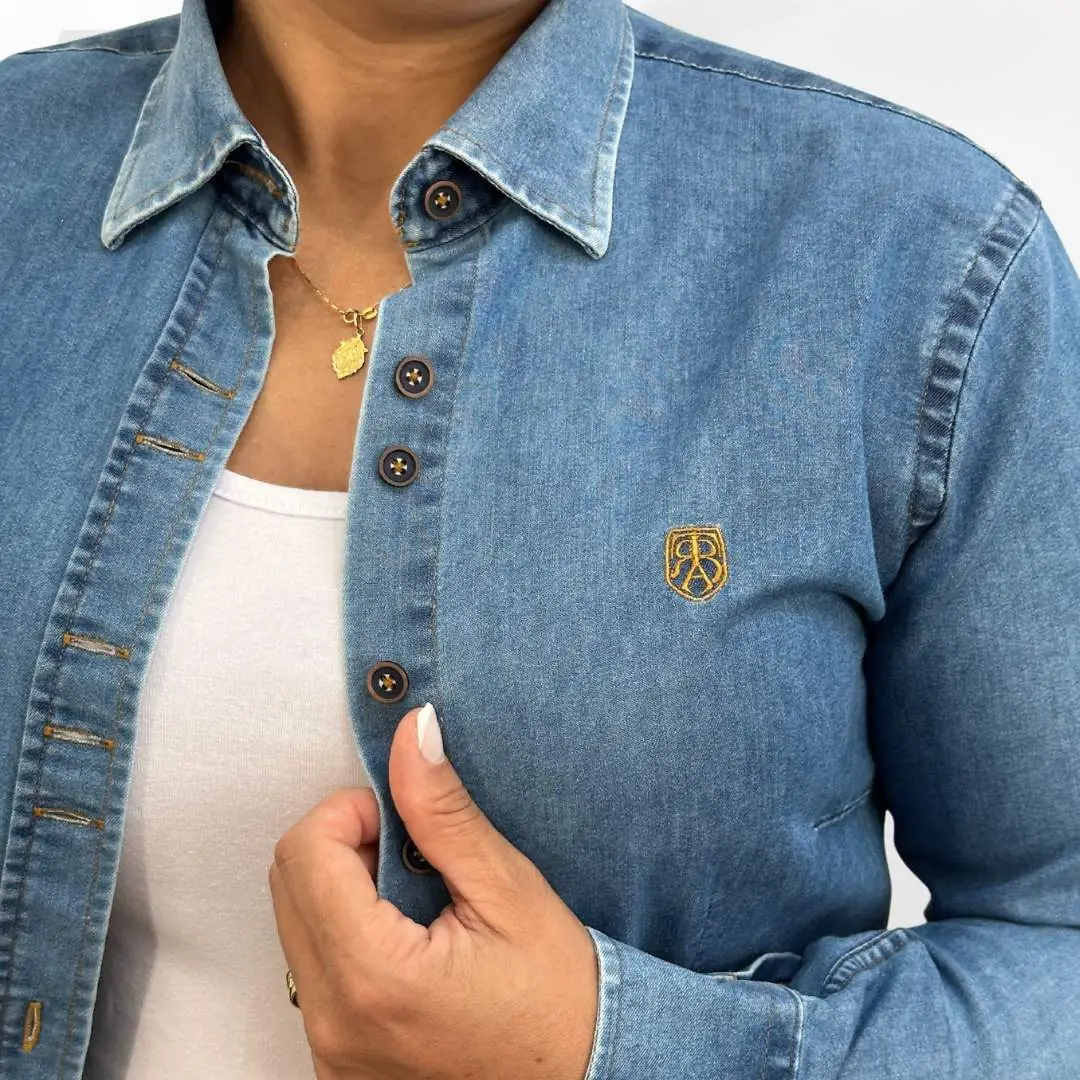 Detalhe da camisa jeans feminina Talabarta com o brasão bordado