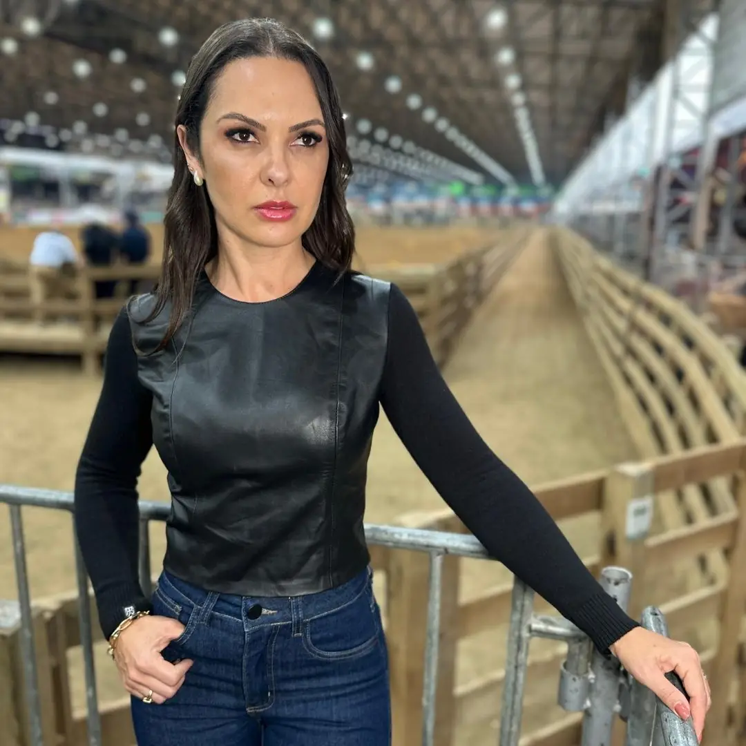 Mulher vestindo blusa de couro preta Talabarta